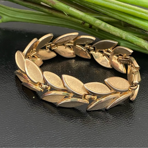 Vintage 50’s Crown Trifari Gold-tone Laurel Leaf Link 7.5” Bracelet - Picture 1 of 12